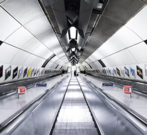 Įvairios reklamos, pakabintos ant metro sienų.